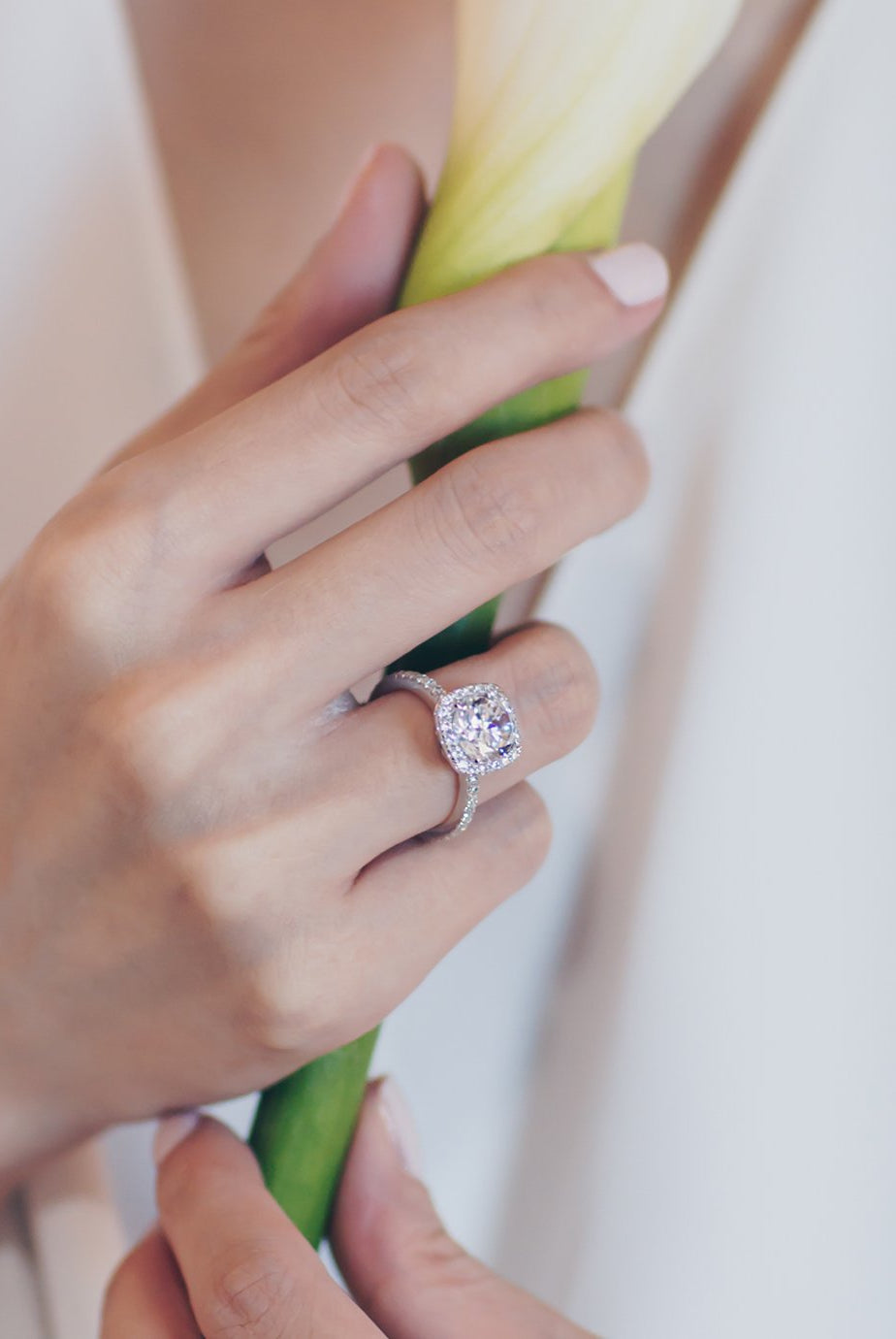 round-shaped-moissanite-halo-engagement-ring-2
