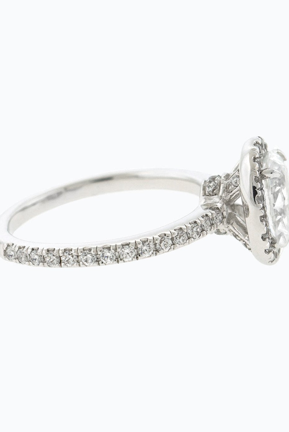 oval-shaped-moissanite-halo-engagement-ring