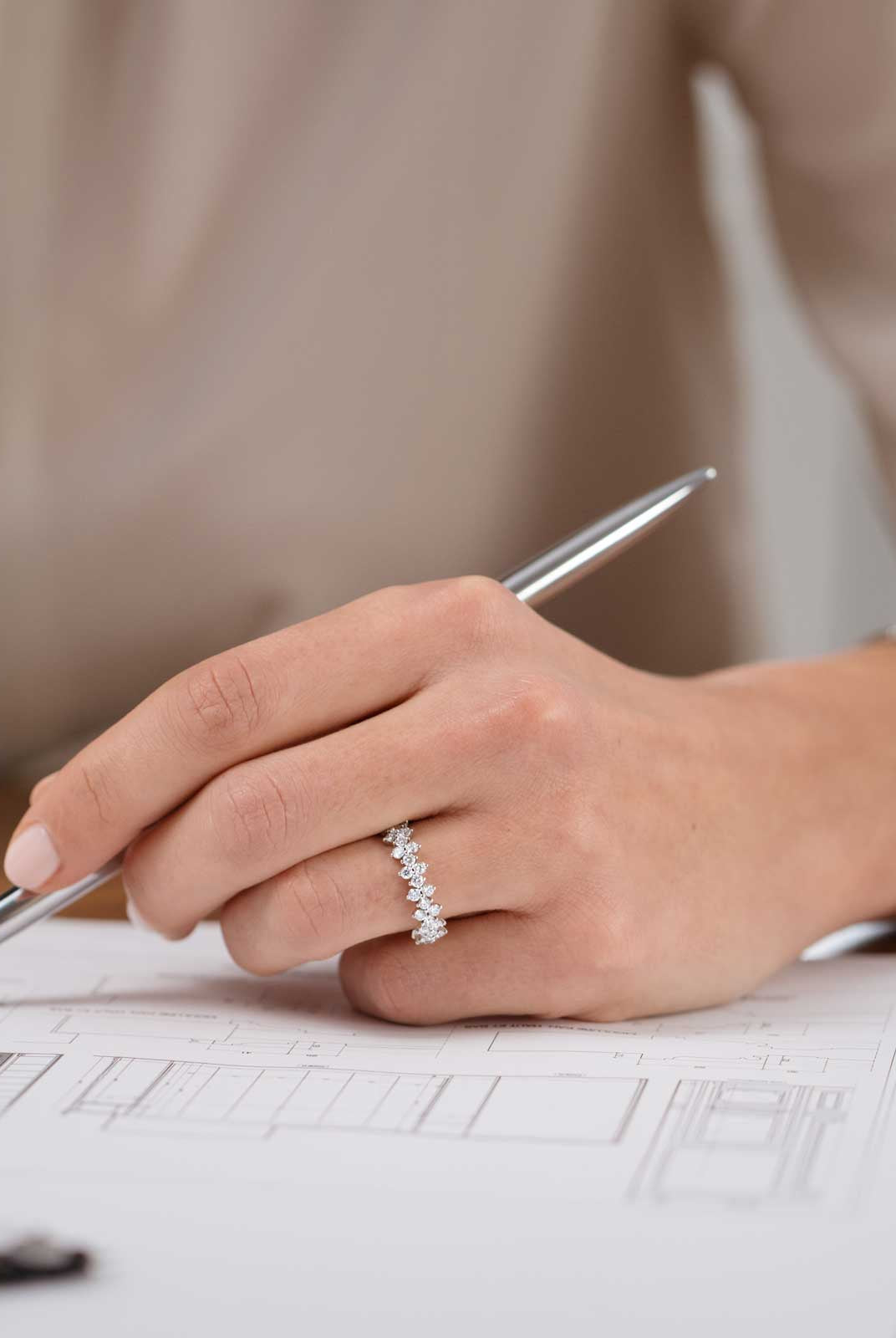 round-shaped-moissanite-cluster-wedding-band