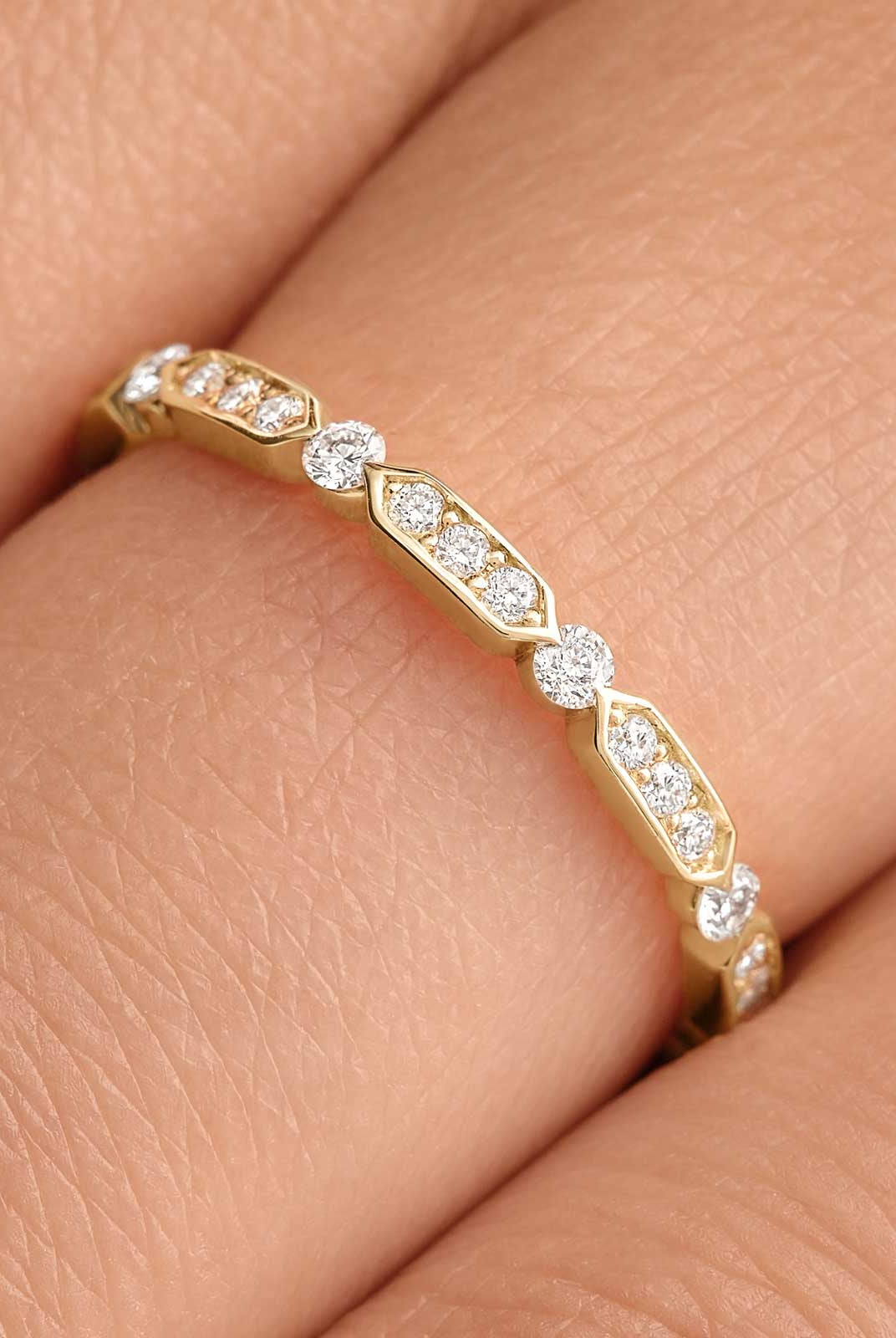 round-shaped-moissanite-minimalist-wedding-band