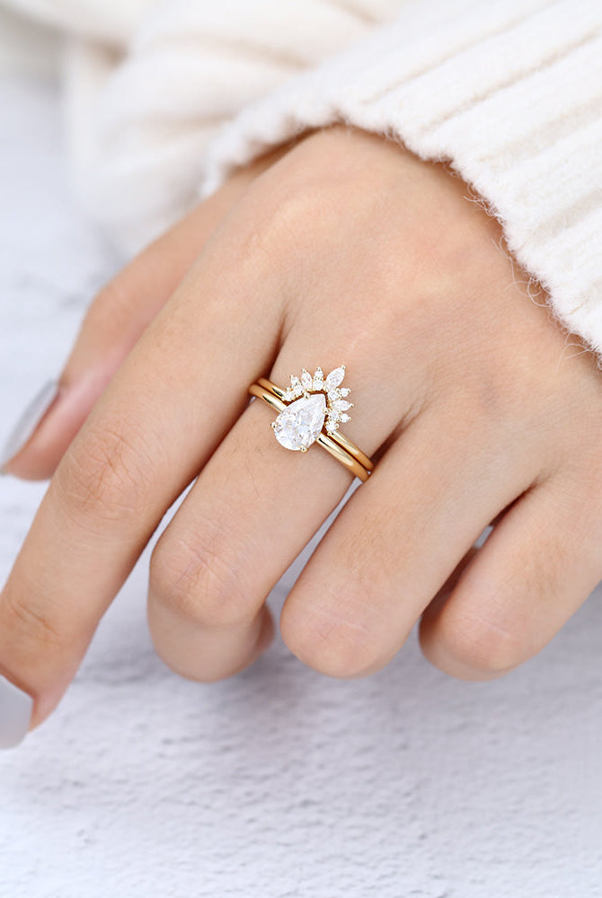 pear-moissanite-solitaire-bridal-ring-set