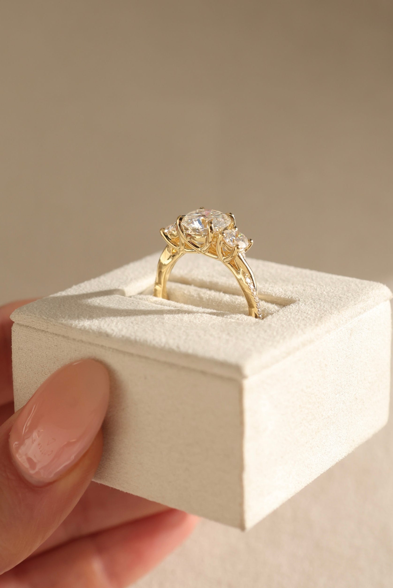 round diamond prong setting, luxury gold diamond ring, dainty round cut ring, timeless round cut ring, gold round diamond band,round cut engagement ring in gold, pavé setting engagement ring, pavé diamond ring, pavé band engagement ring, gold pavé setting ring, white gold pavé diamond ring, rose gold pavé ring