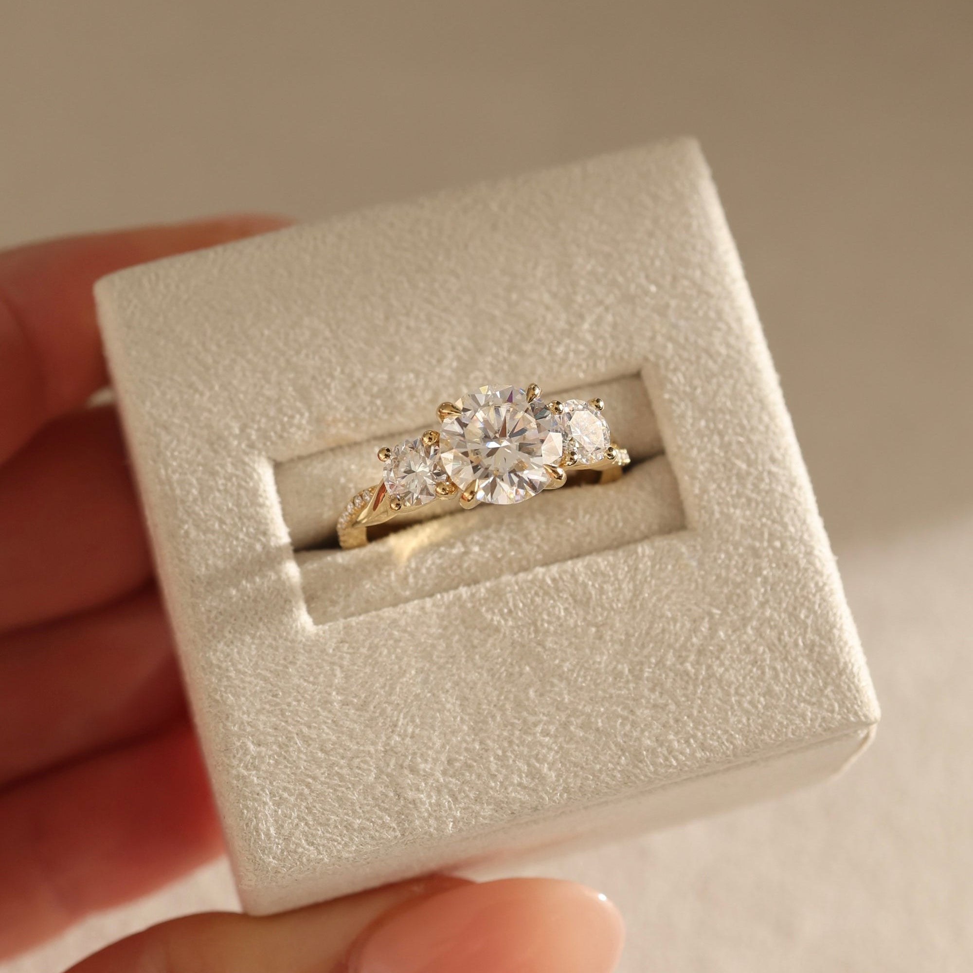 luxury gold diamond ring, dainty round cut ring, timeless round cut ring, gold round diamond band,round cut engagement ring in gold, gold ring with round diamond