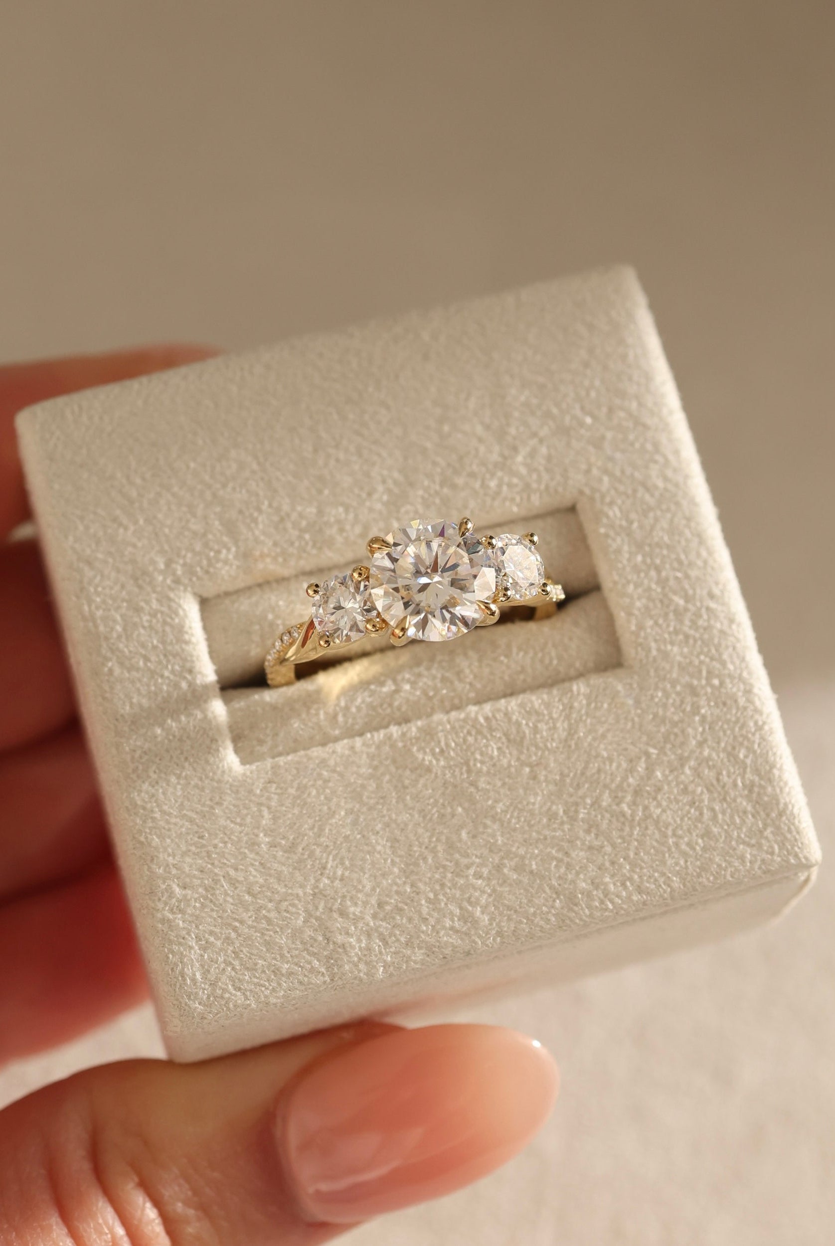 luxury gold diamond ring, dainty round cut ring, timeless round cut ring, gold round diamond band,round cut engagement ring in gold, gold ring with round diamond