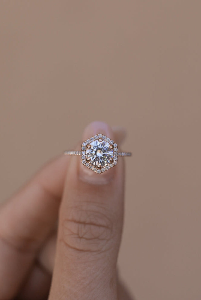 Round Cut Moissanite Engagement Ring