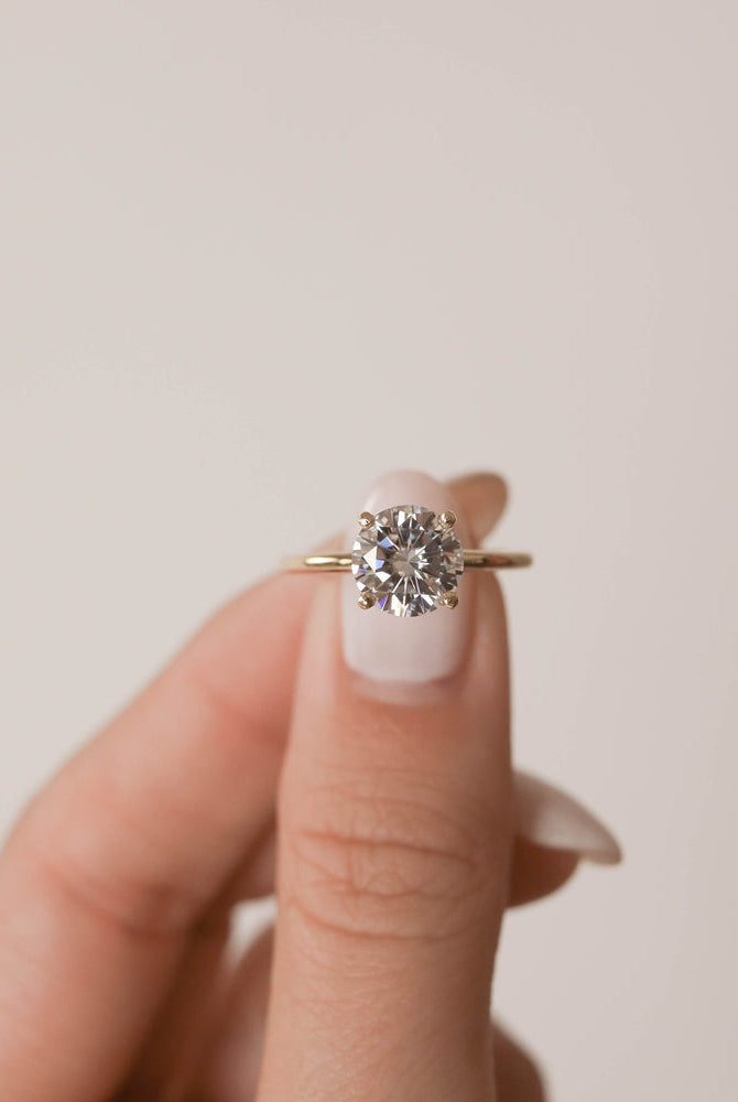 Round Cut Moissanite Engagement Ring