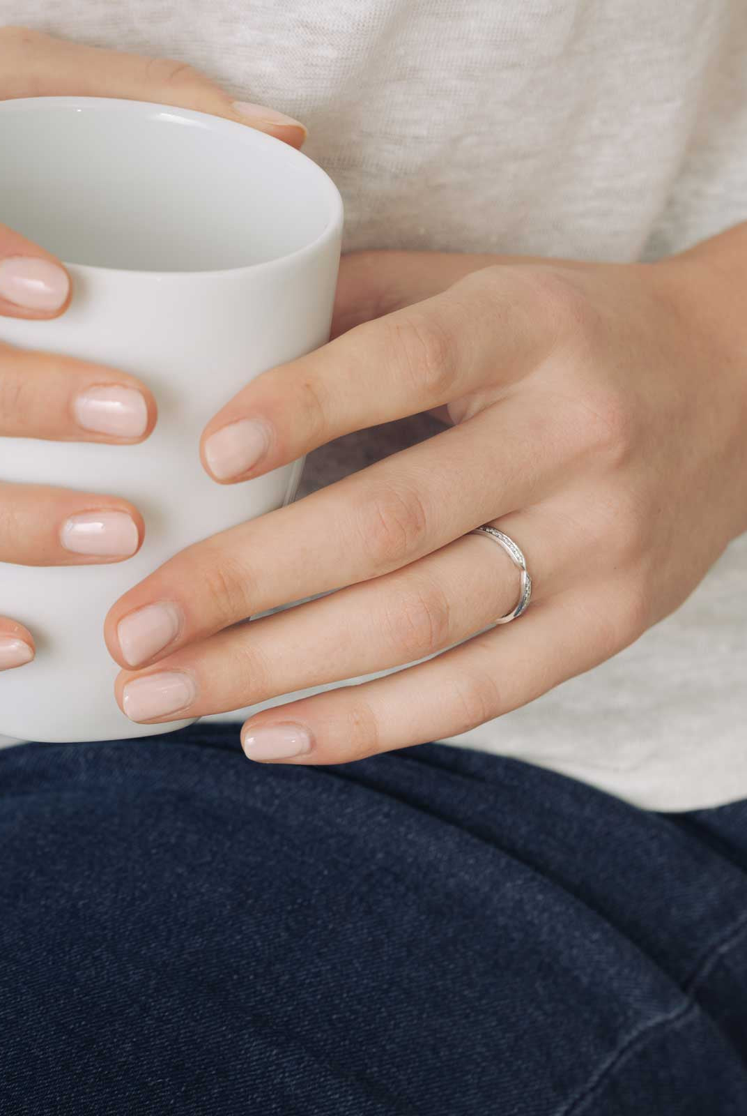 round-shaped-moissanite-channel-setting-wedding-band