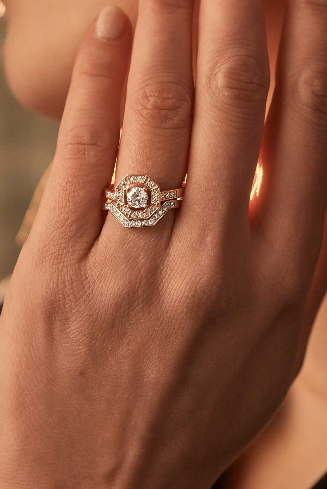 round-shaped-moissanite-curved-wedding-band