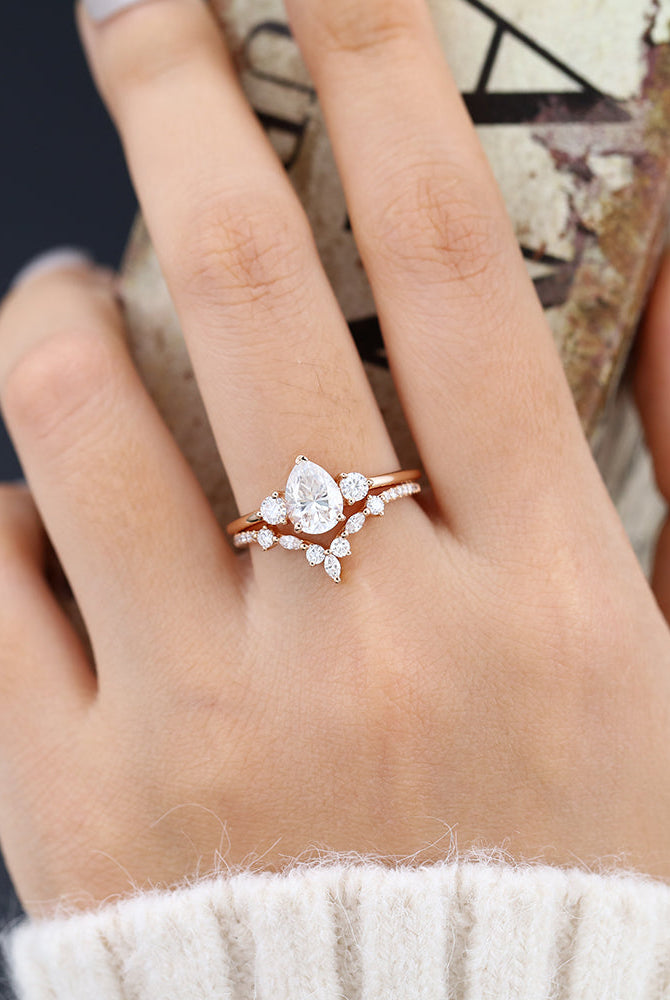 pear-moissanite-three-stones-bridal-ring-set