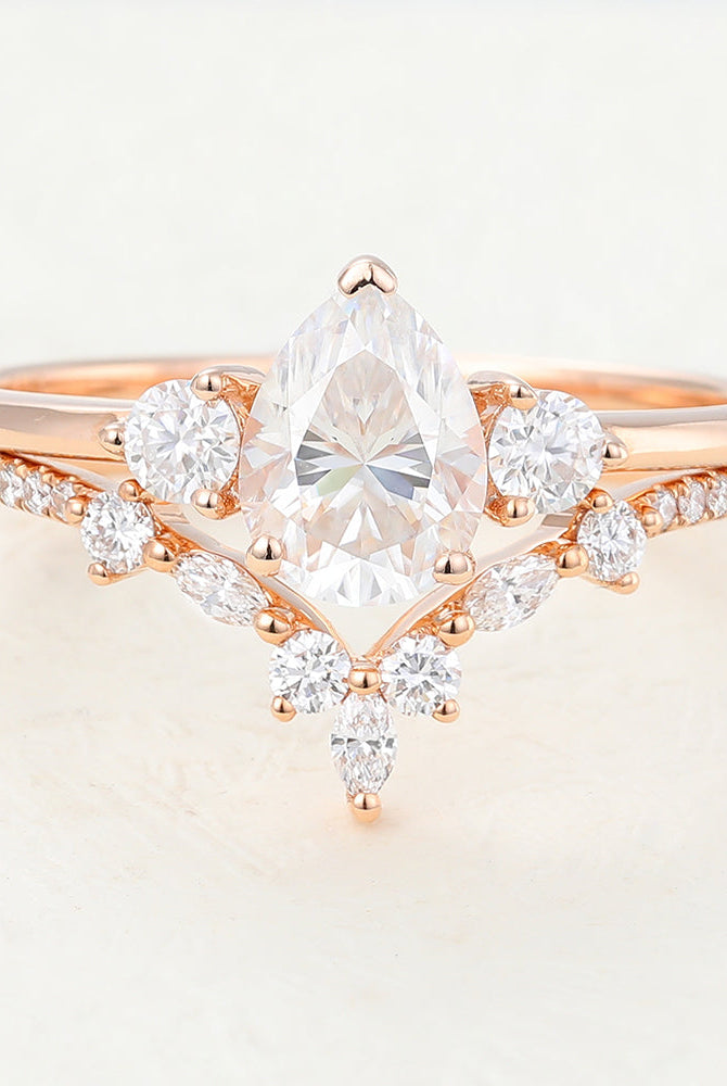 pear-moissanite-three-stones-bridal-ring-set