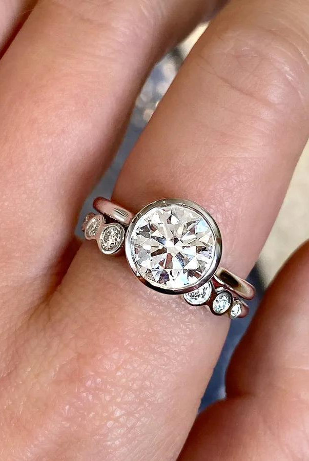round-bezel-open-moissanite-bridal-wedding-band