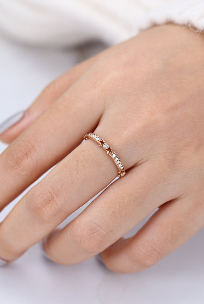 round-shaped-moissanite-vintage-wedding-band