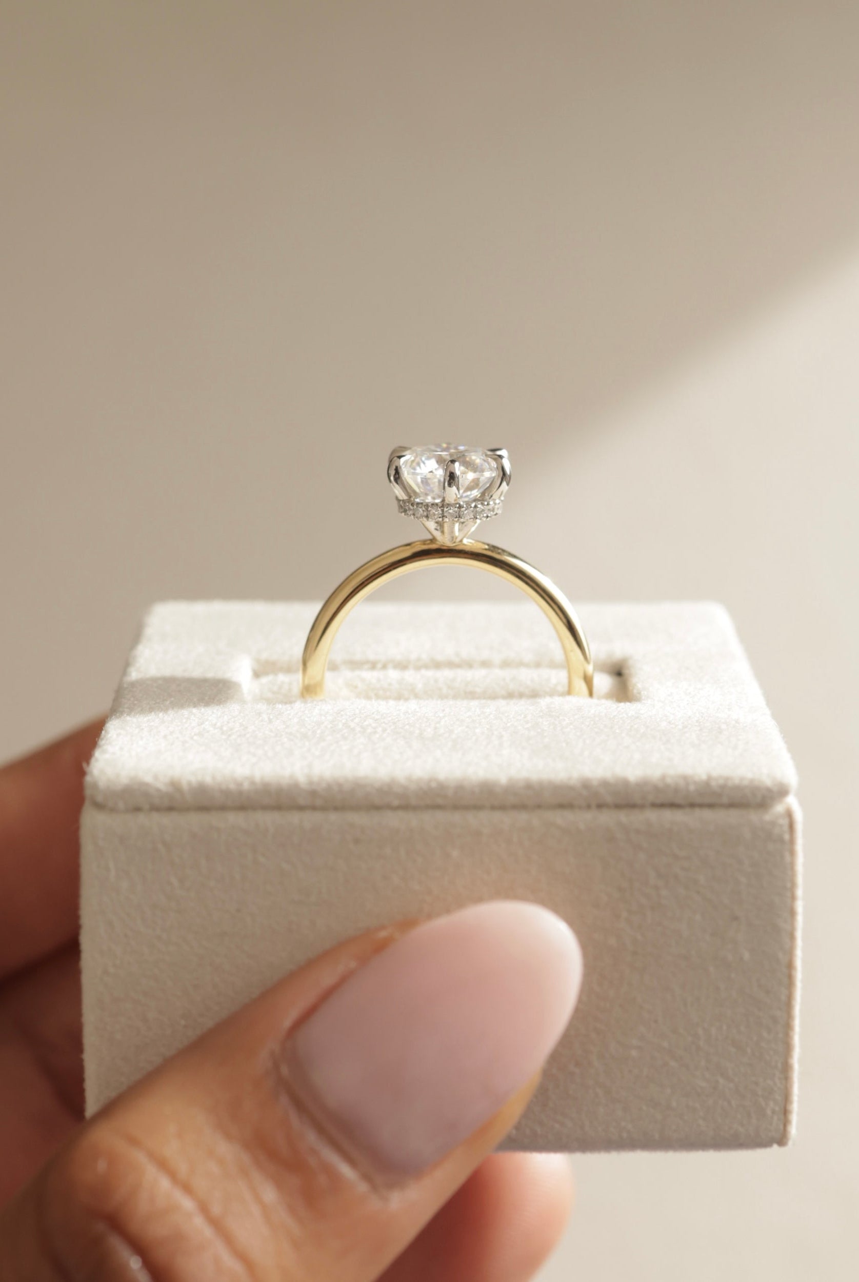 Round Cut Moissanite Engagement Ring
