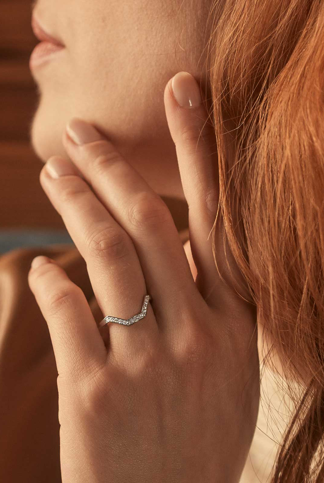 round-shaped-moissanite-curved-wedding-band