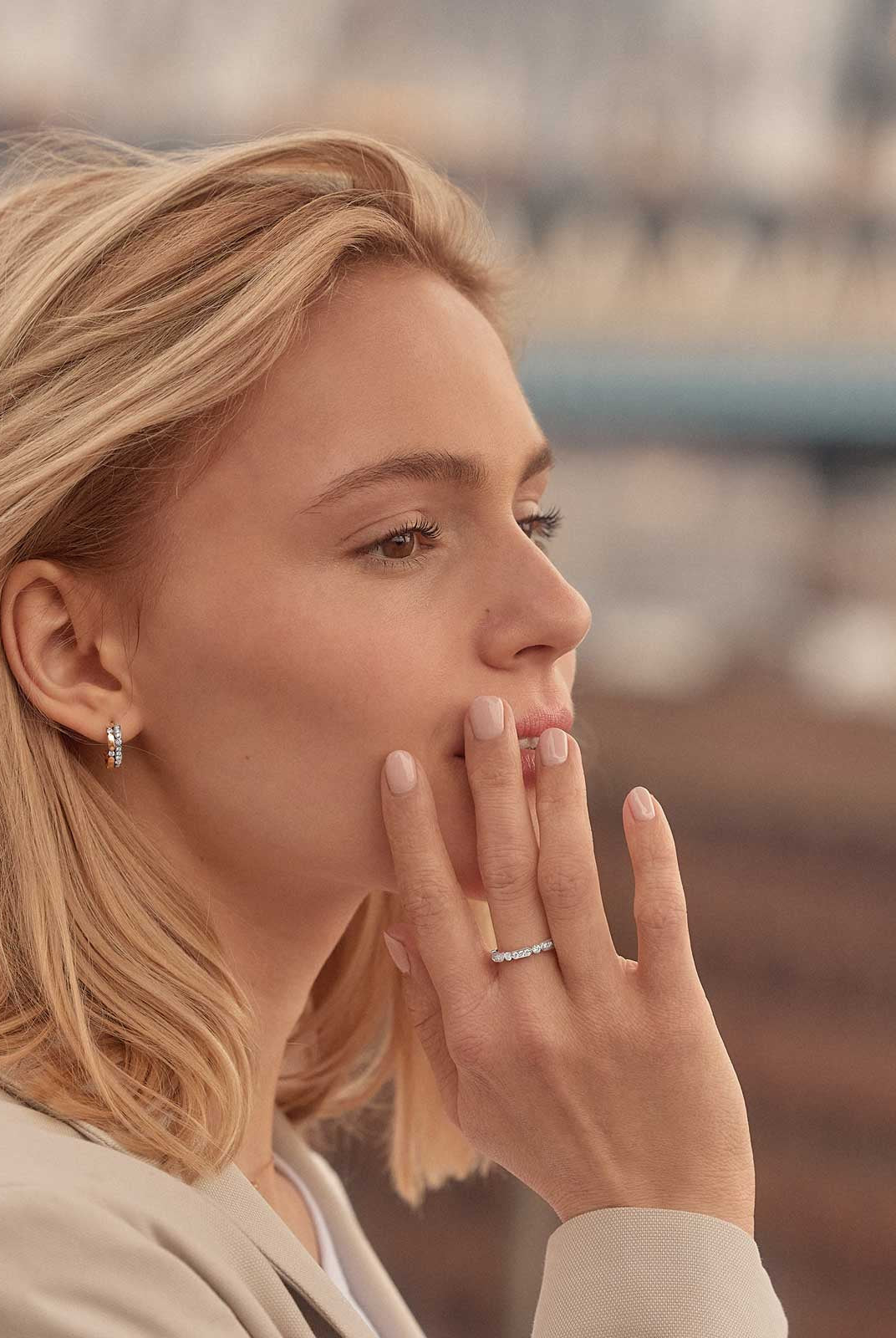 round-shaped-moissanite-minimalist-wedding-band