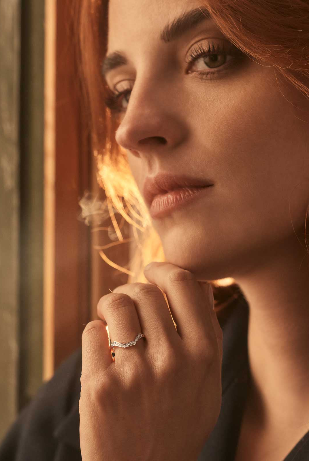 round-shaped-moissanite-curved-wedding-band