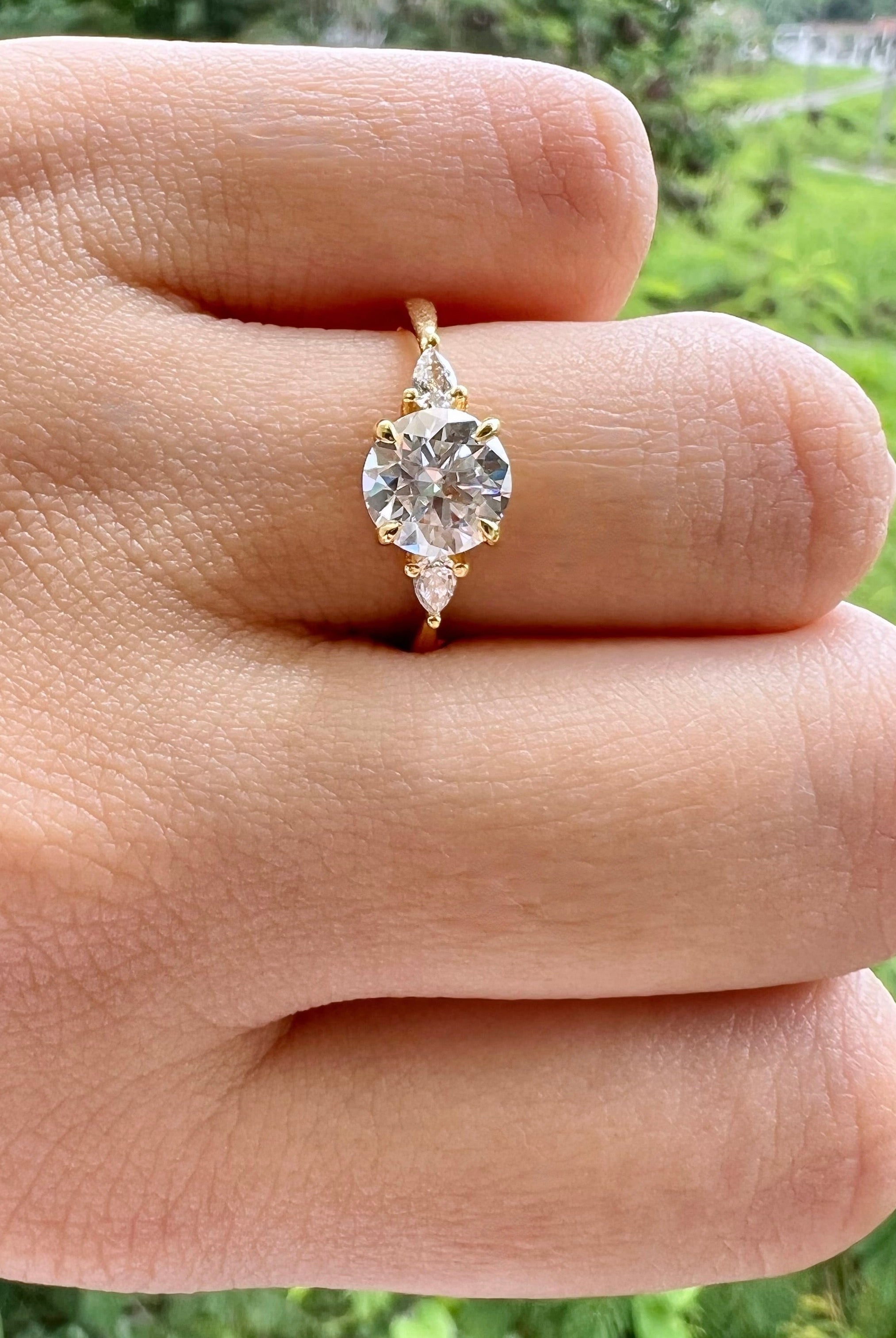 2-65-ct-round-cut-three-stone-moissanite-engagement-ring
