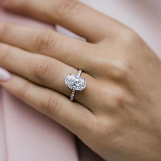 Simple and elegant moissanite rings