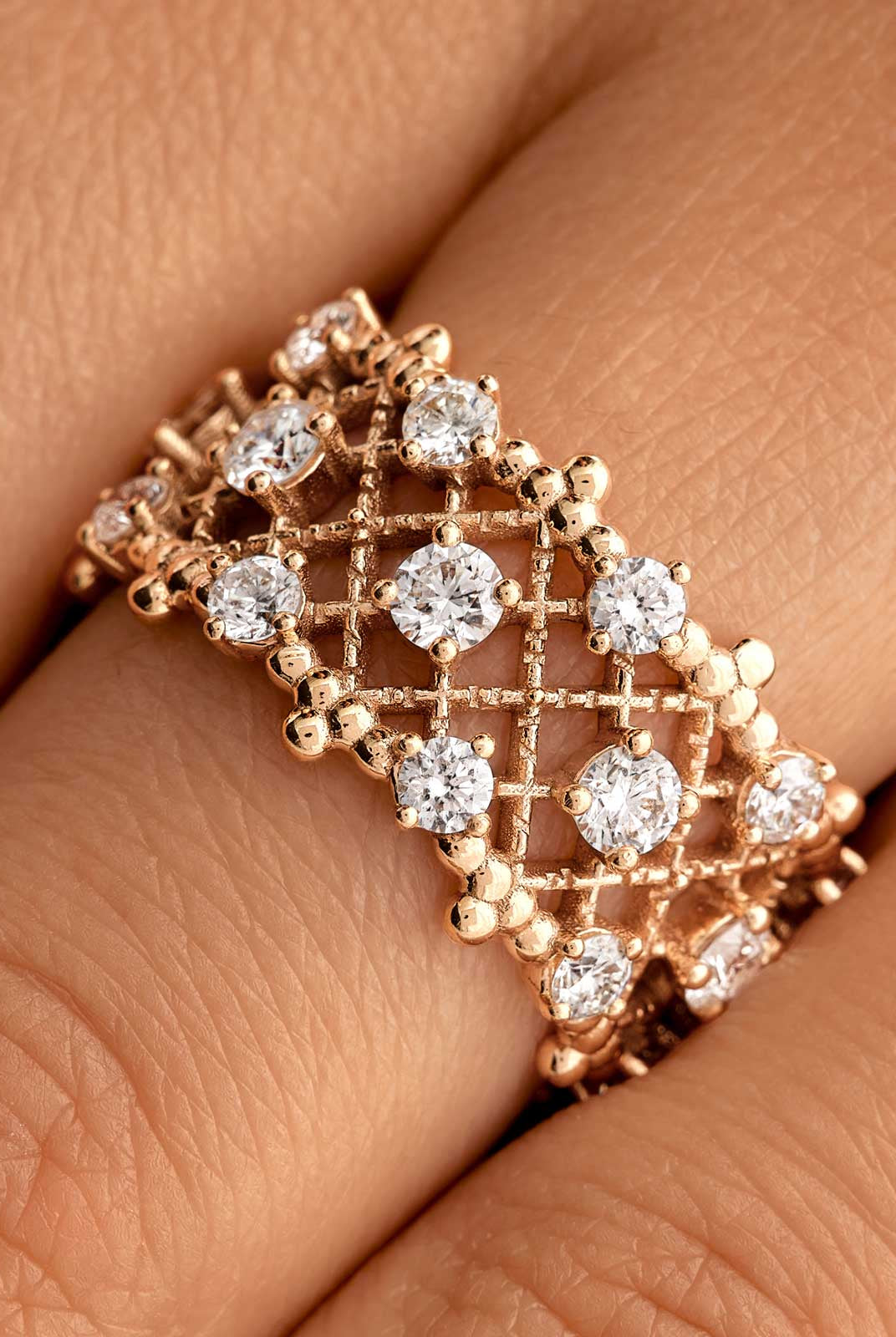 round-shaped-moissanite-art-deco-wedding-band
