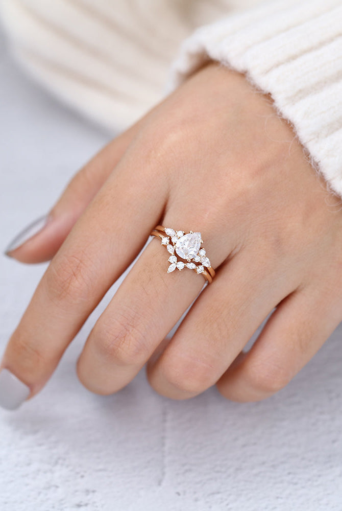 pear-moissanite-cluster-bridal-ring-set