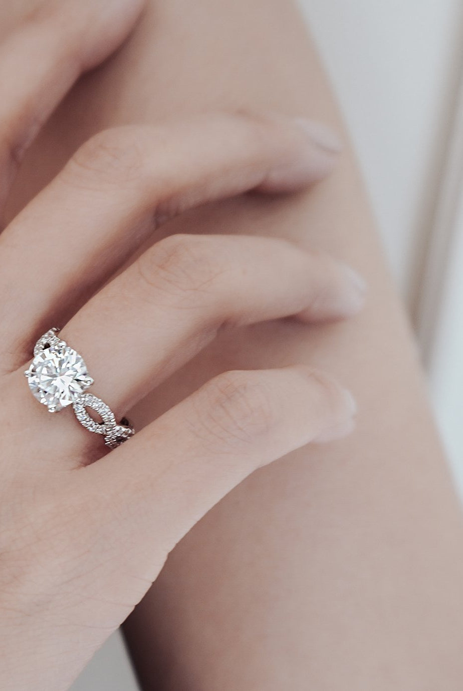 2-0-ct-round-shaped-moissanite-solitaire-twisted-engagement-ring