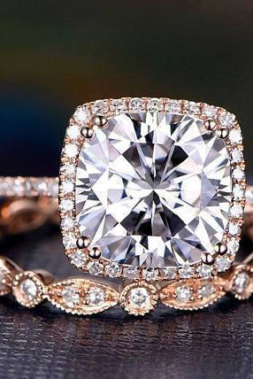 1-0-ct-cushion-cut-halo-moissanite-bridal-ring-set