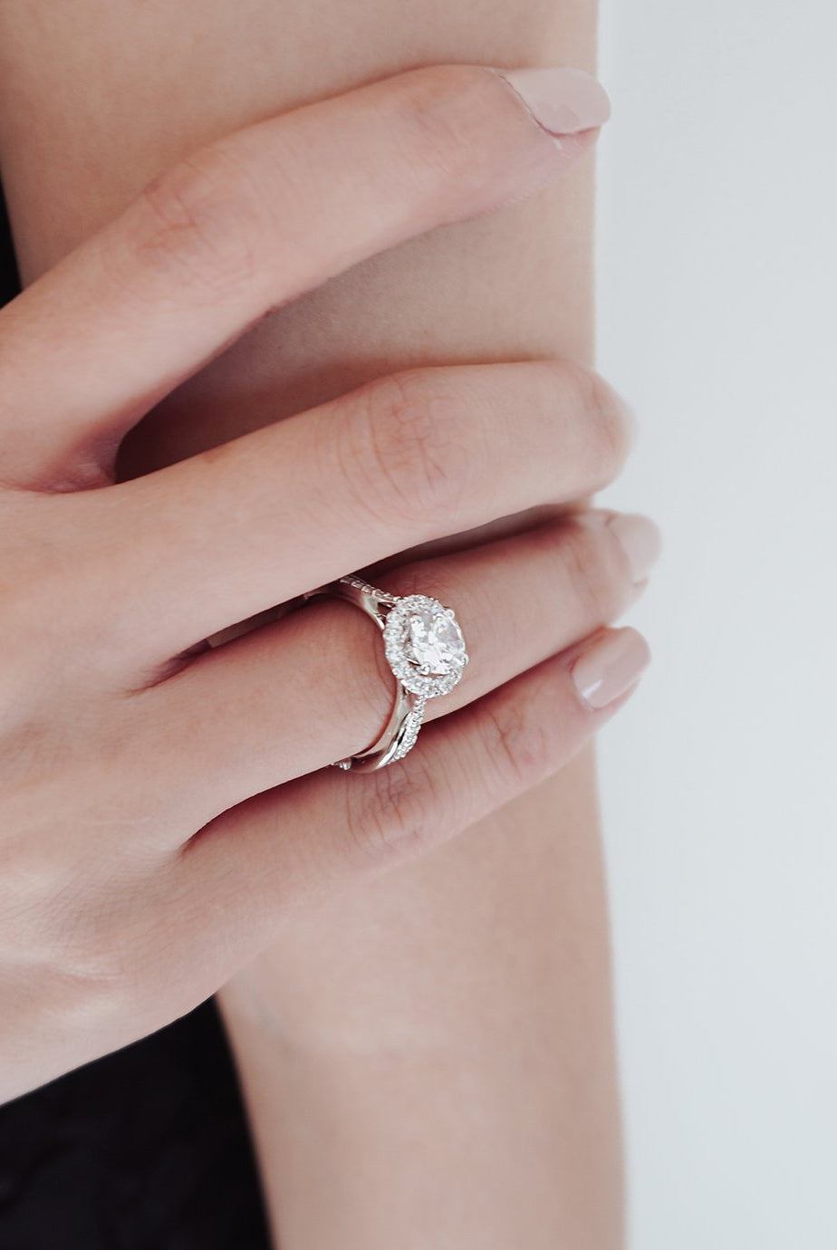 round-shaped-moissanite-halo-engagement-ring-6