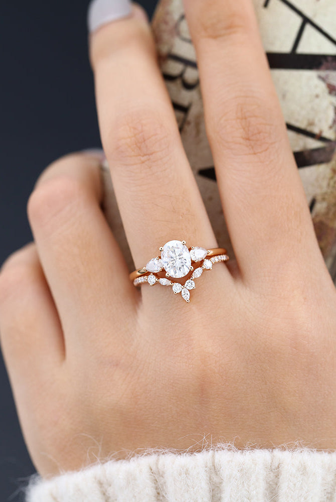 oval-moissanite-three-stones-bridal-ring-set