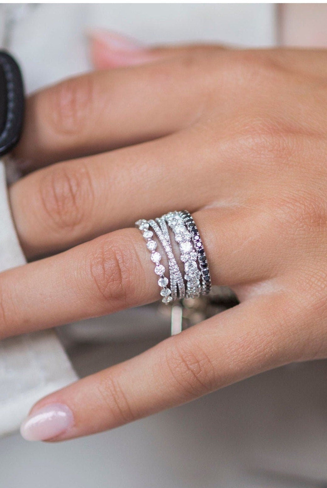 round-cut-cross-over-moissanite-wedding-band