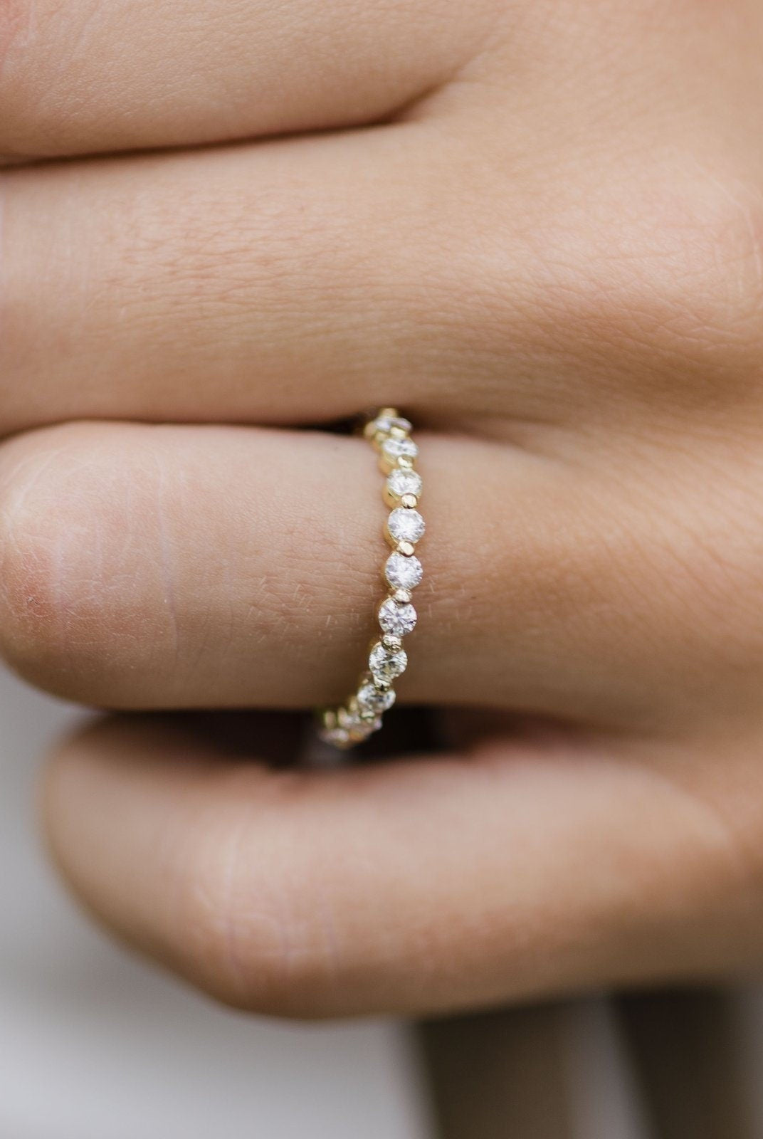 round-bubble-prong-moissanite-wedding-band