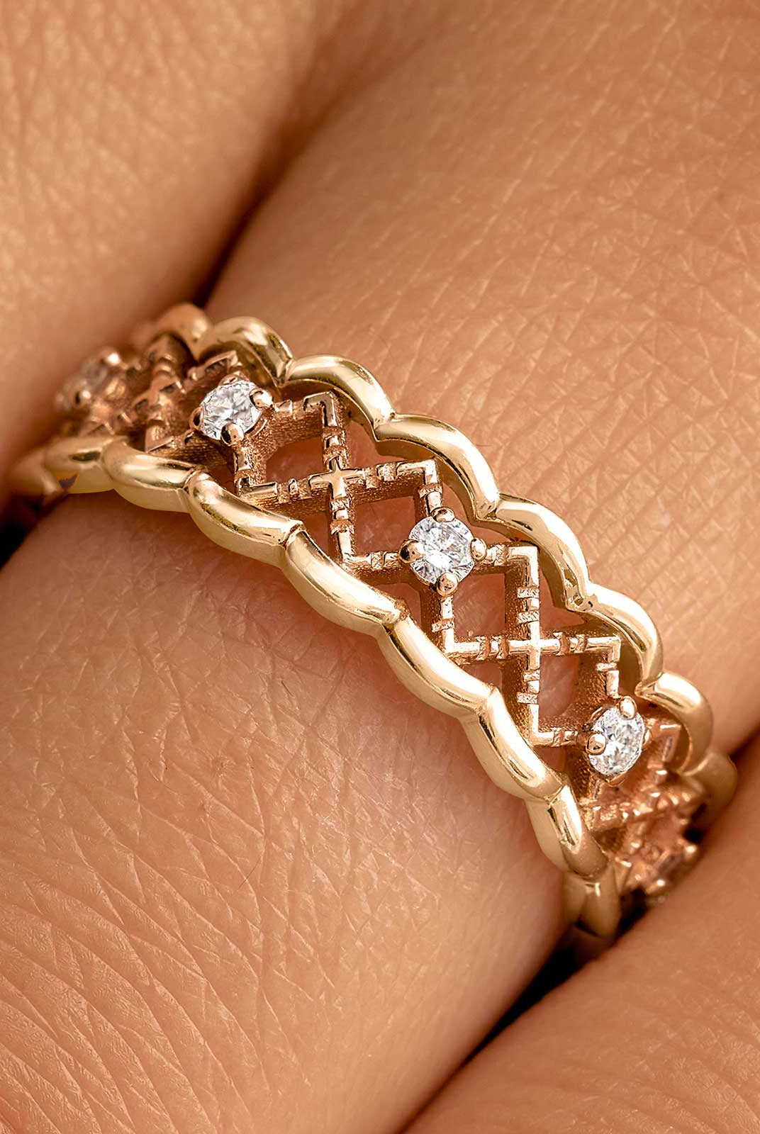 round-shaped-moissanite-art-deco-wedding-band