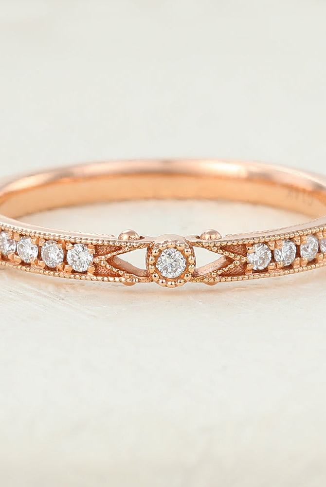 round-shaped-moissanite-vintage-wedding-band