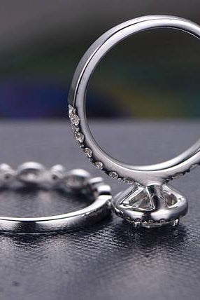 1-0-ct-round-cut-halo-moissanite-bridal-ring-set