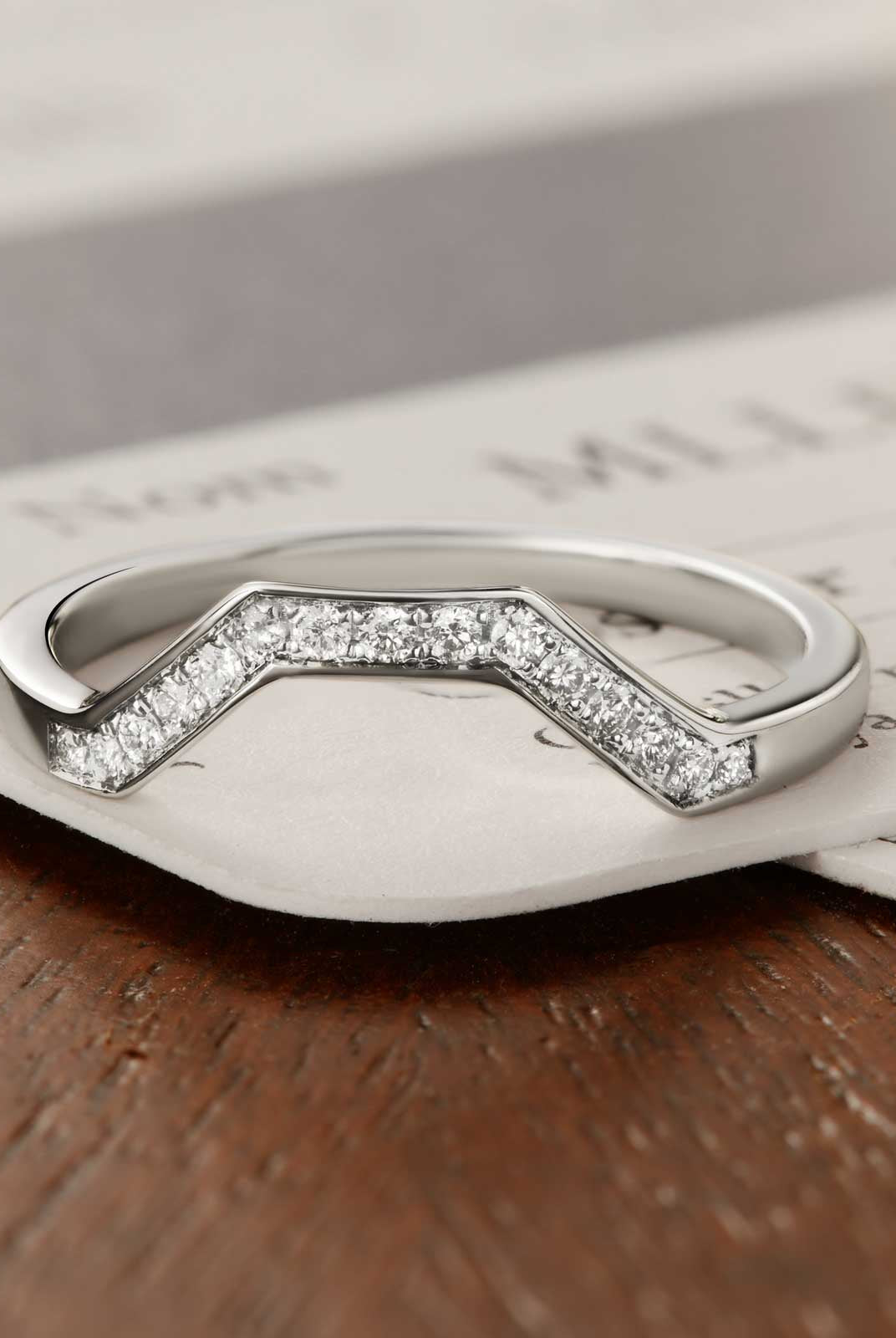 round-shaped-moissanite-curved-wedding-band