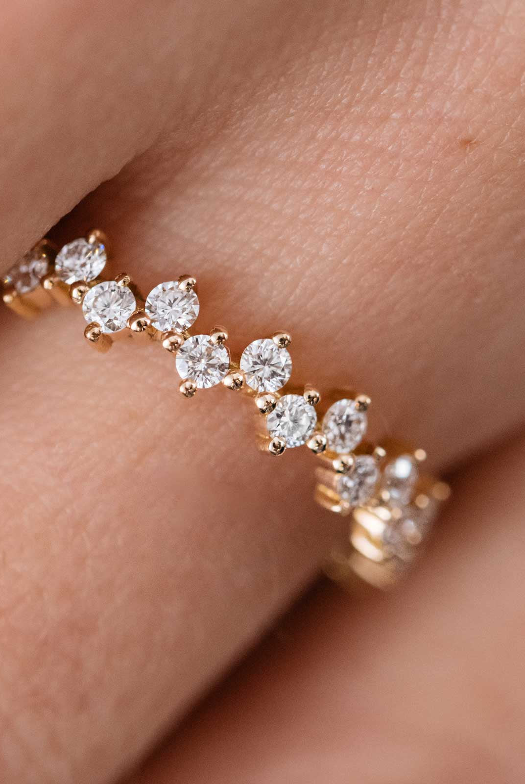 round-shaped-moissanite-cluster-wedding-band