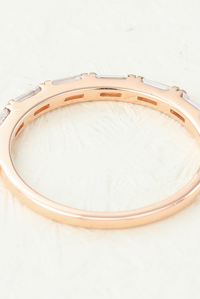 baguette-shaped-moissanite-bar-style-wedding-band