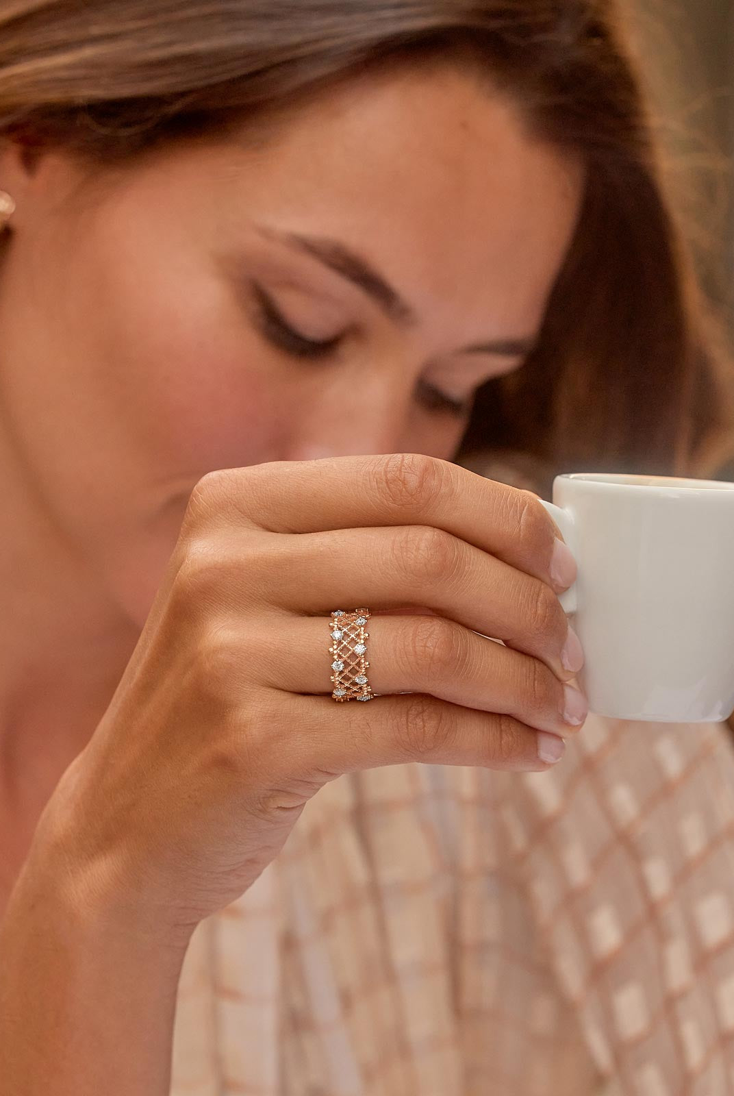 round-shaped-moissanite-art-deco-wedding-band