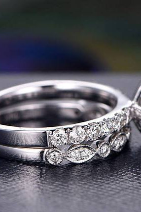 round-cut-halo-moissanite-bridal-ring-set