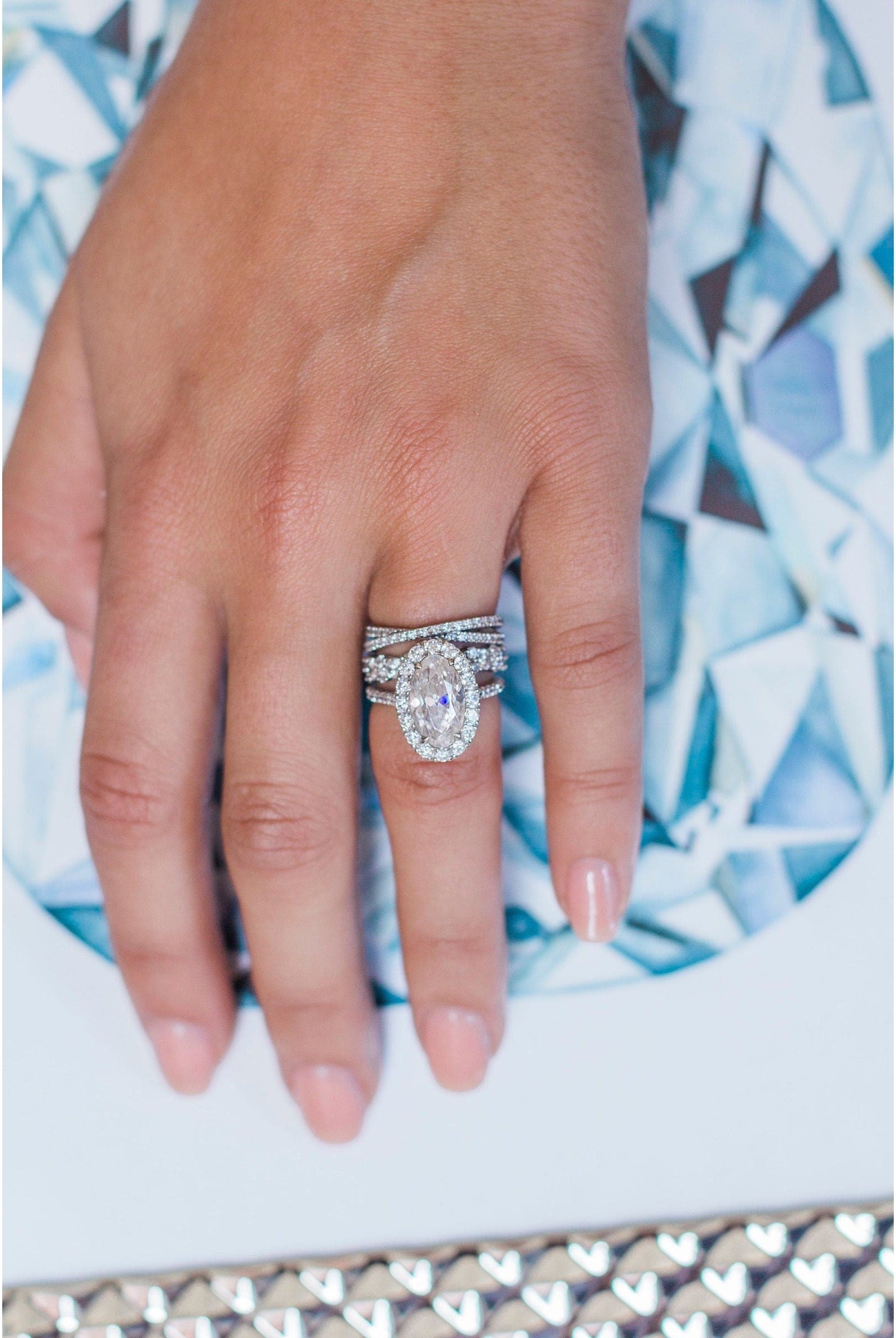 round-cut-cross-over-moissanite-wedding-band