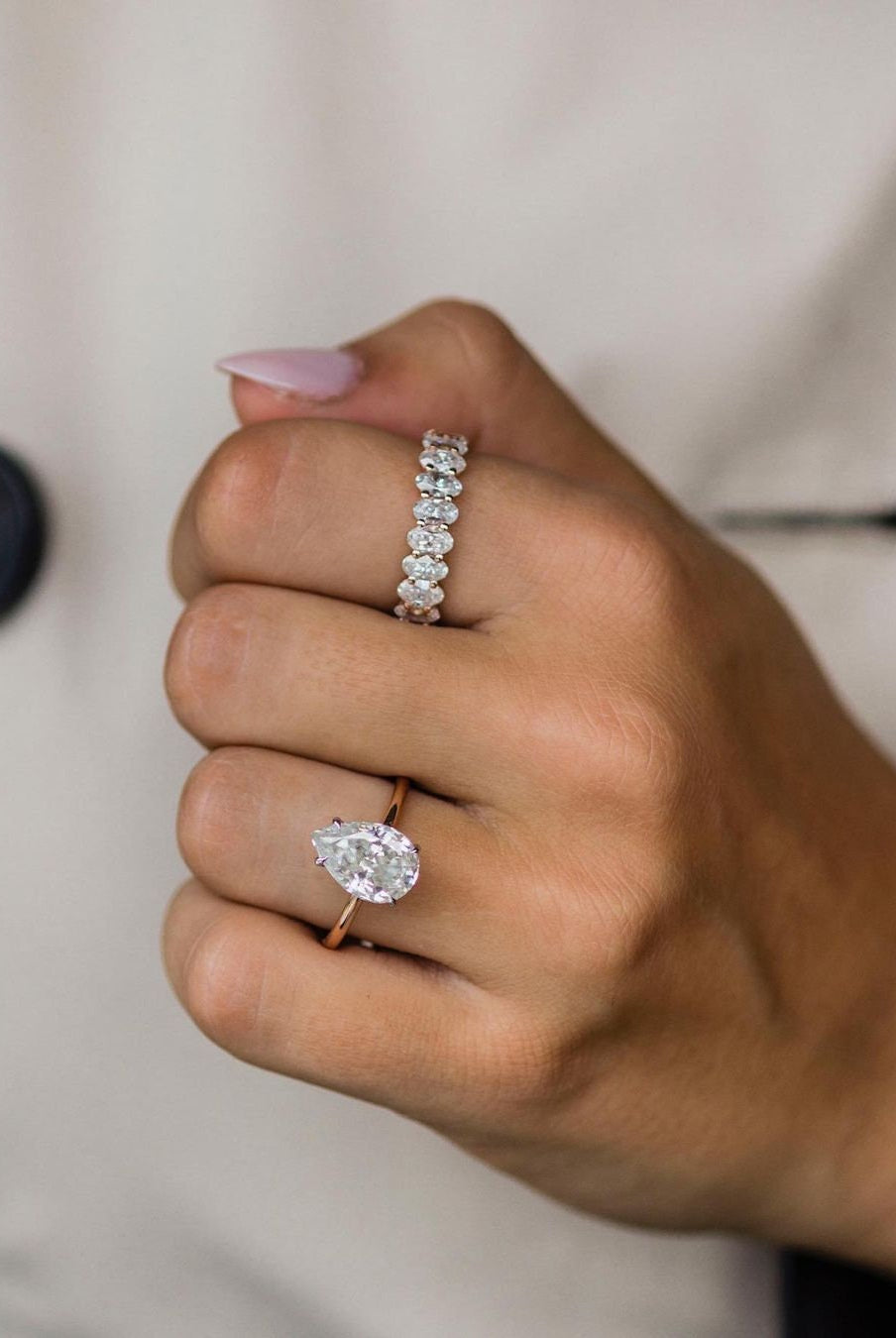 oval-shared-prong-moissanite-wedding-band