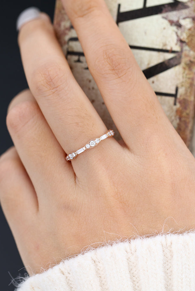 0-72-ct-round-baguette-shaped-moissanite-vintage-style-wedding-band
