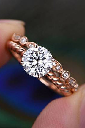 round-solitaire-twisted-pave-moissanite-bridal-ring-set