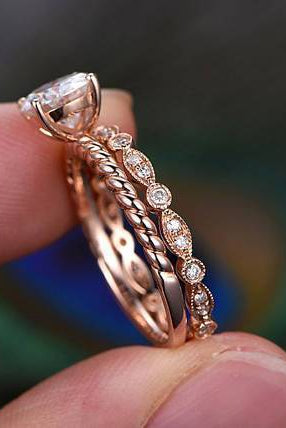 round-solitaire-twisted-pave-moissanite-bridal-ring-set