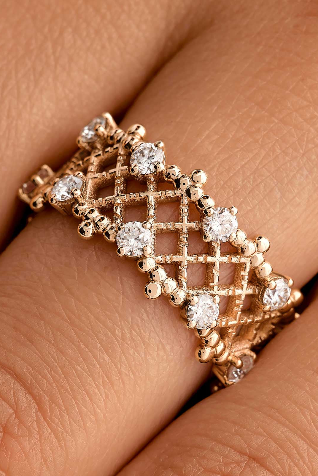 round-shaped-moissanite-art-deco-wedding-band