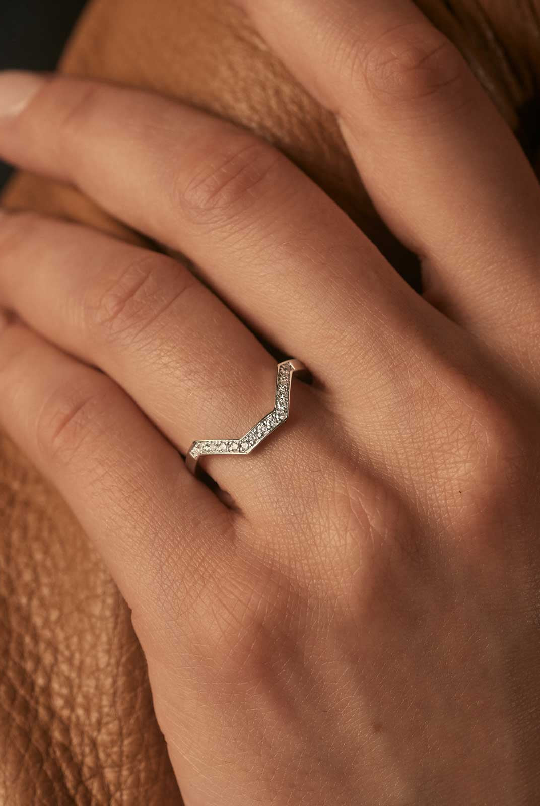 round-shaped-moissanite-curved-wedding-band