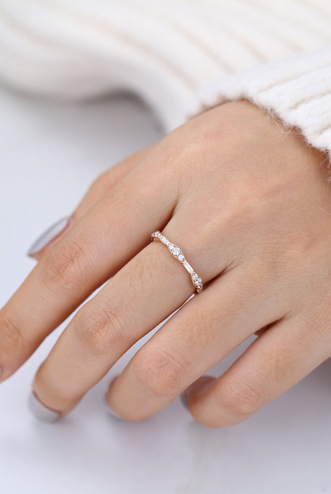 round-baguette-shaped-moissanite-vintage-style-wedding-band