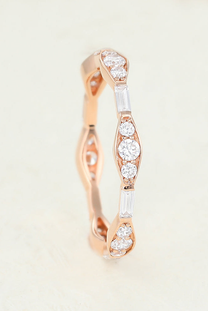round-baguette-shaped-moissanite-vintage-style-wedding-band