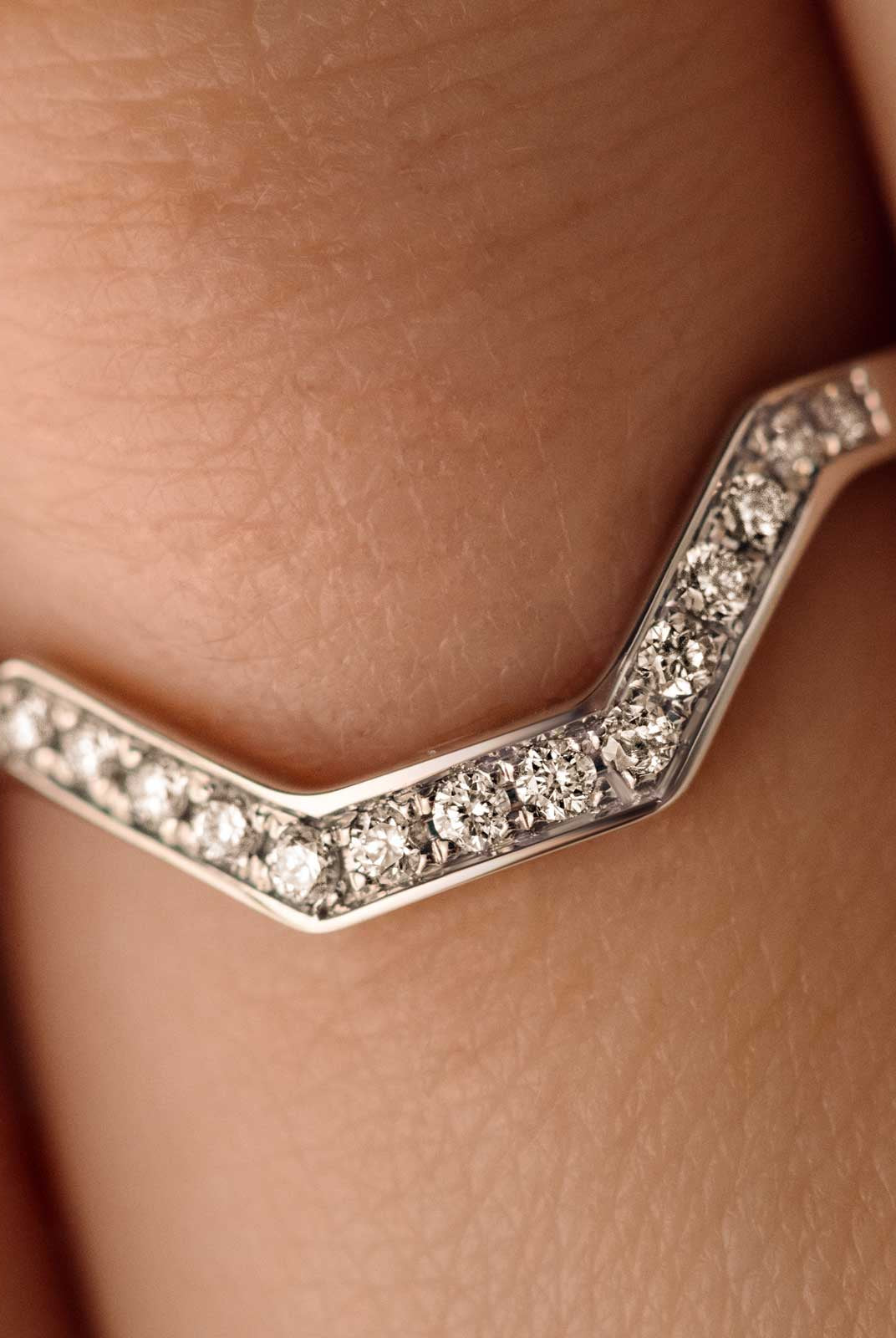 0-10-ct-round-shaped-moissanite-curved-wedding-band