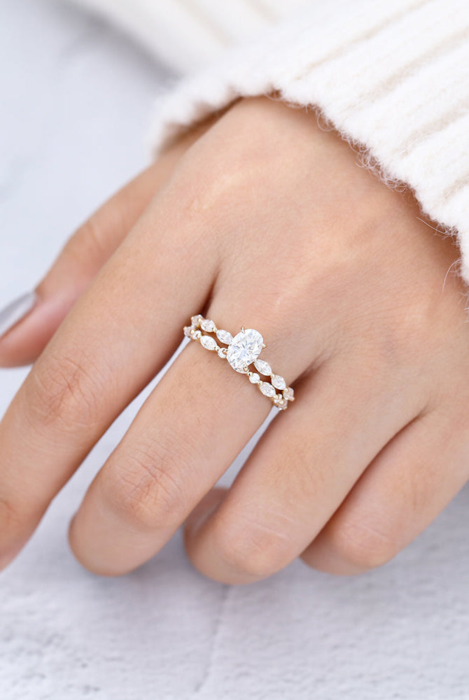 oval-moissanite-solitaire-bridal-ring-set