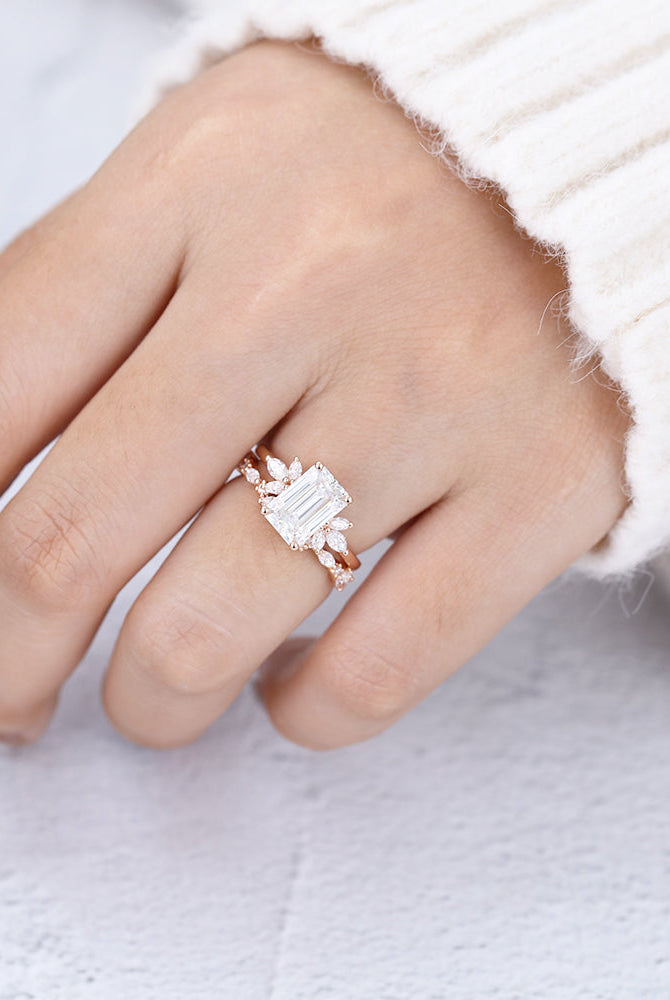 emerald-moissanite-cluster-bridal-ring-set